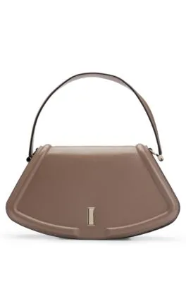 Bolso bandolera de piel con herrajes de la marca