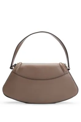 Bolso bandolera de piel con herrajes de la marca