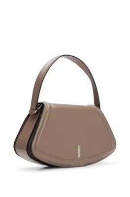 Bolso bandolera de piel con herrajes de la marca