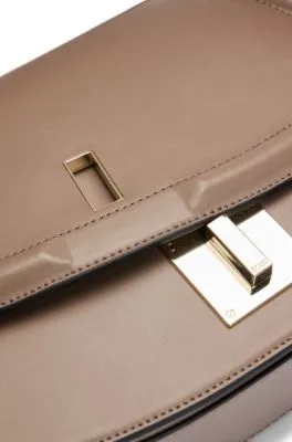 Bolso bandolera de piel con herrajes de la marca