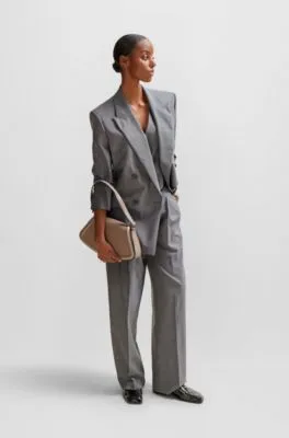 Bolso bandolera de piel con herrajes de la marca