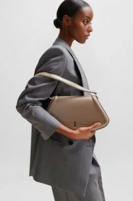 Bolso bandolera de piel con herrajes de la marca