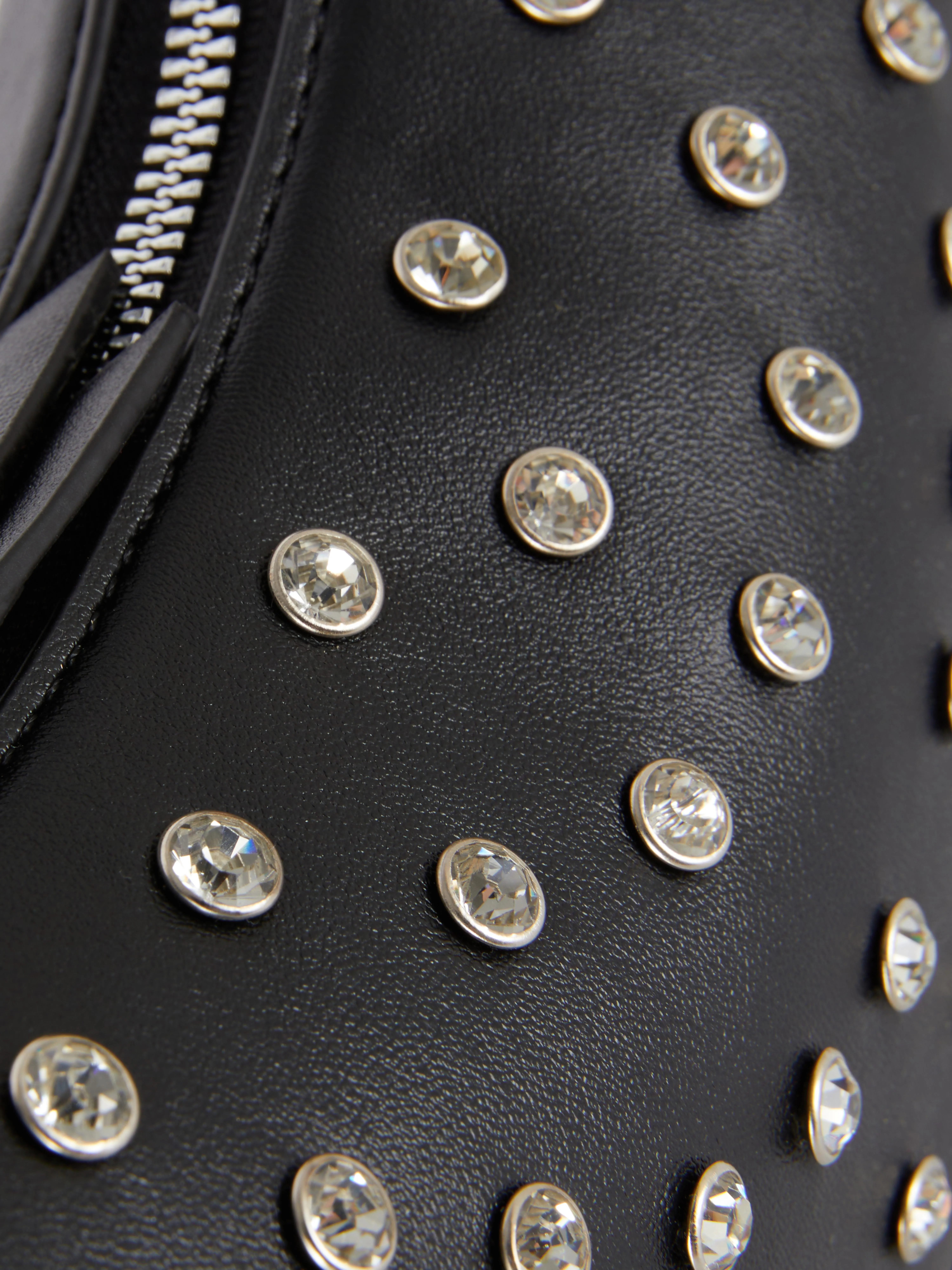 Bolso de mano con strass y tachuelas de Rita Ora