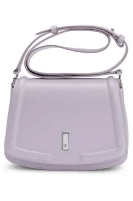 Bolso de piel con solapa, herrajes de la marca y monograma