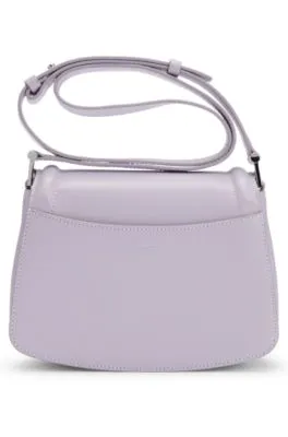 Bolso de piel con solapa, herrajes de la marca y monograma