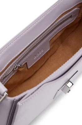 Bolso de piel con solapa, herrajes de la marca y monograma