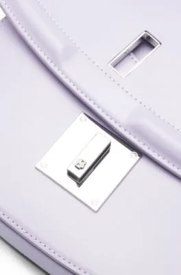 Bolso de piel con solapa, herrajes de la marca y monograma