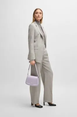 Bolso de piel con solapa, herrajes de la marca y monograma