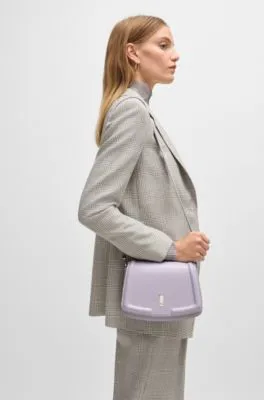 Bolso de piel con solapa, herrajes de la marca y monograma