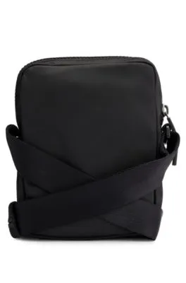 Bolso mensajero con parche de logo rojo