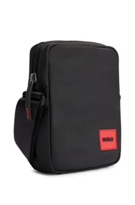 Bolso mensajero con parche de logo rojo