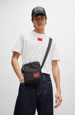 Bolso mensajero con parche de logo rojo