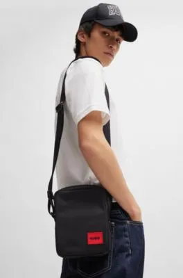 Bolso mensajero con parche de logo rojo
