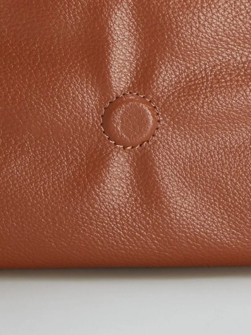BOLSO SOBRE CON CADENA BANDOLERA  MARRON