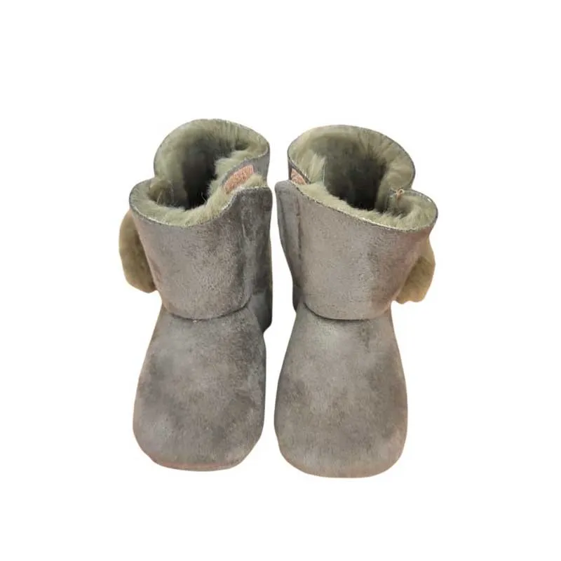 Bota bebé taupe con pompón de Cuquito