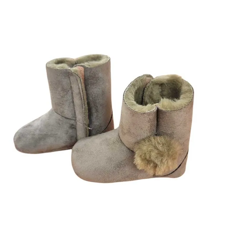 Bota bebé taupe con pompón de Cuquito