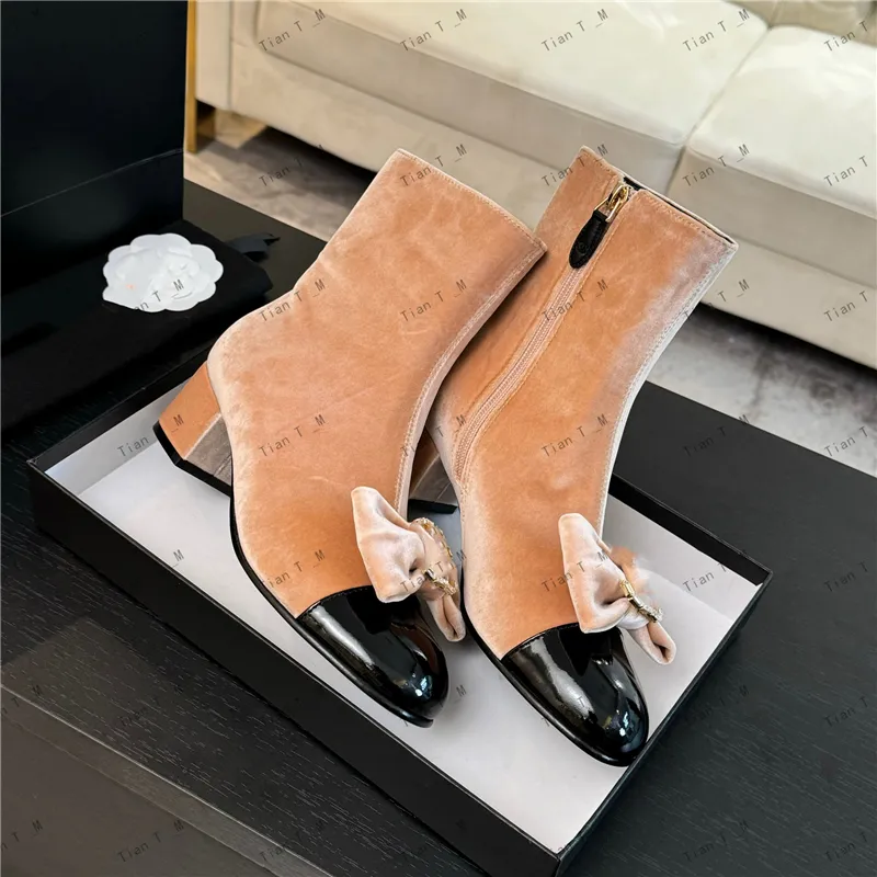 Botas cortas de diseñador de alta calidad NUEVA LLEGA ARRIVADA BRITÁNICA Botón de taladro de gamuzo