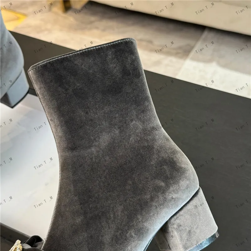 Botas cortas de diseñador de alta calidad NUEVA LLEGA ARRIVADA BRITÁNICA Botón de taladro de gamuzo