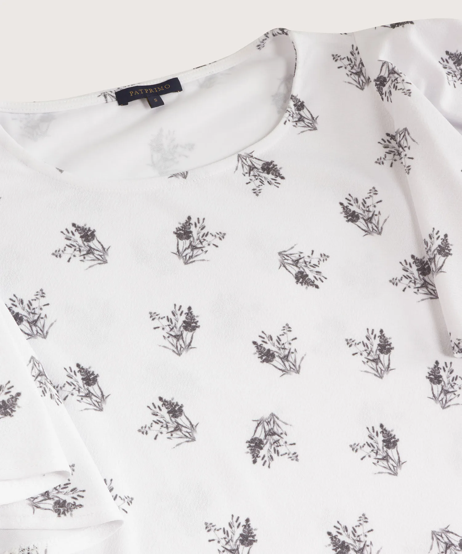 CAMISETA ESTAMPADA CUELLO REDONDO CON MANGA VOLADA