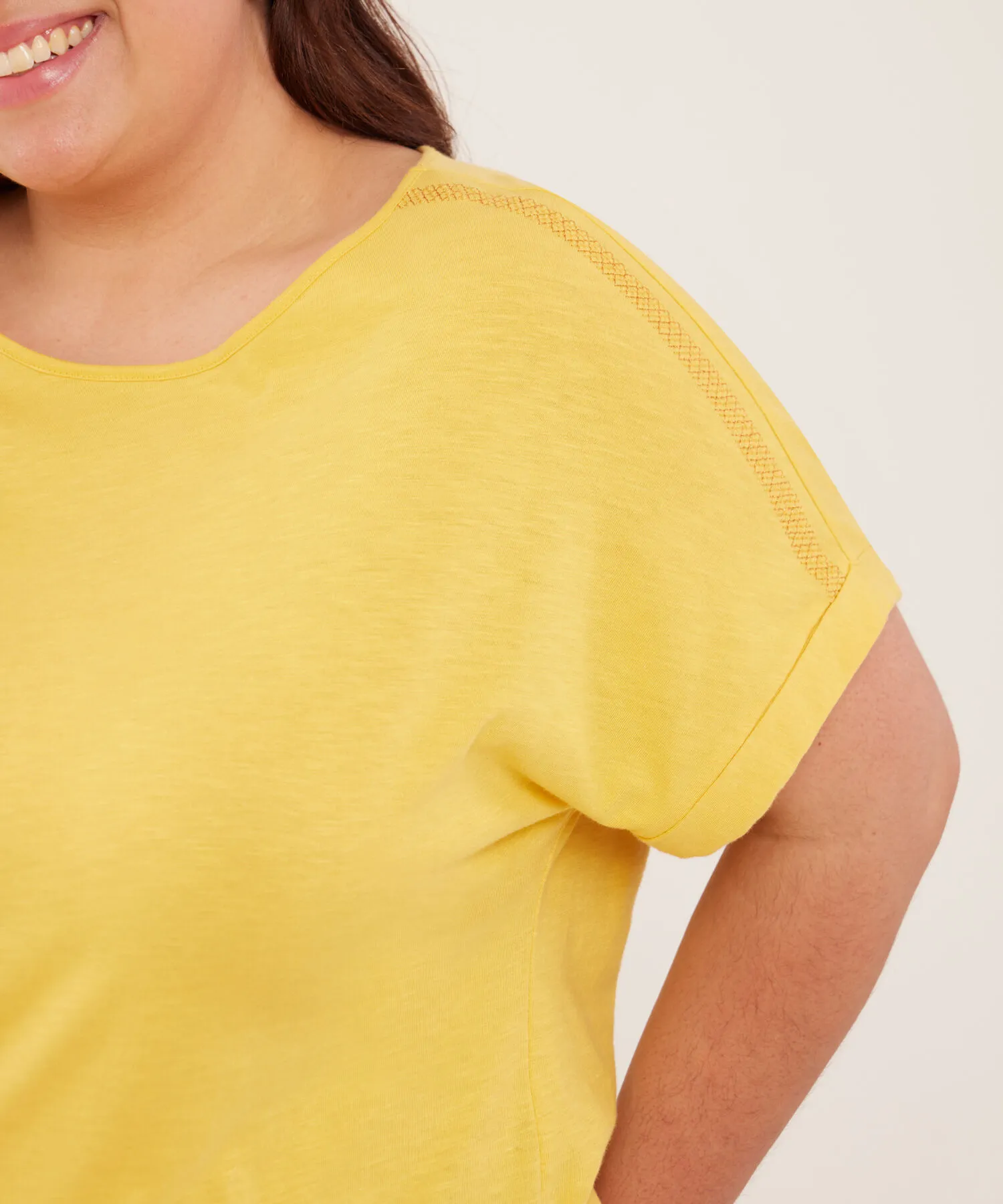 CAMISETA MANGA CORTA CON BORDADO