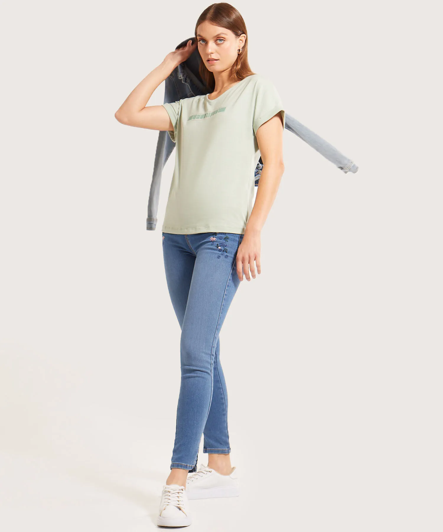 CAMISETA MANGA RODADA CON SCREEN EN FRENTE