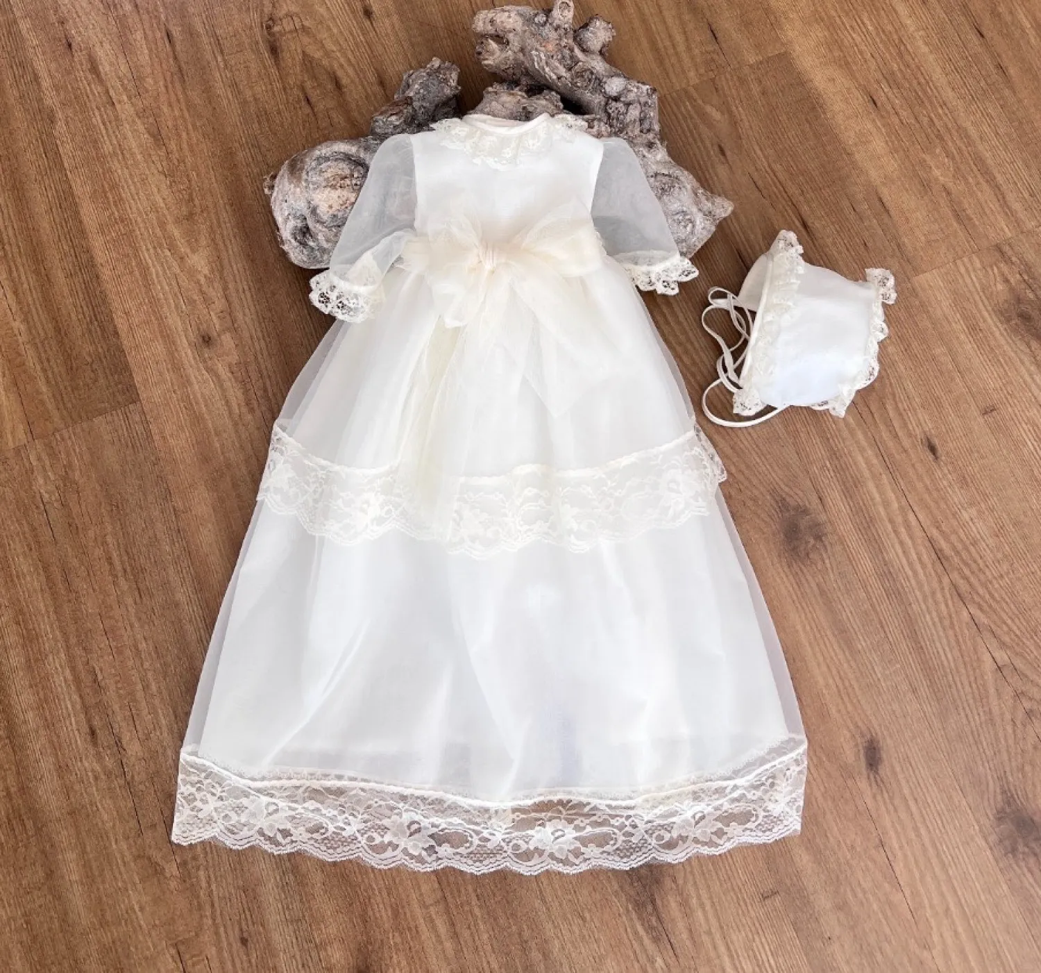 Conjunto unisex para bautizo. Faldón y capota todo beige