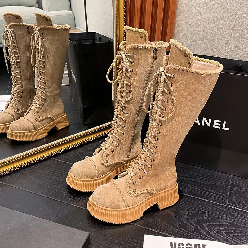 Correa de bordado de flores cruzadas Soled Soled Soled con botas caballerescas, botas de ante de trigo elevadas para mujeres