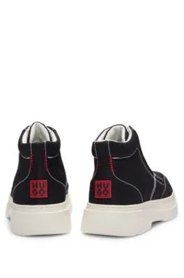 Deportivas de caña alta con insignia roja de logo apilado