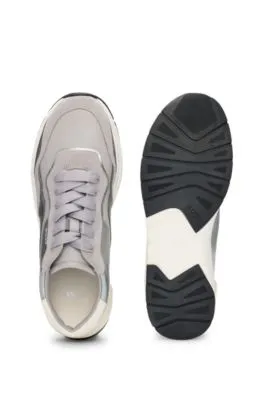 Deportivas de diferentes materiales con ante y piel sintética