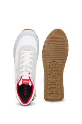 Deportivas de diferentes materiales con etiqueta con logo