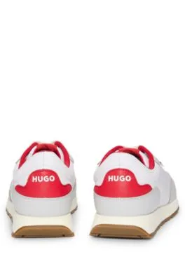 Deportivas de diferentes materiales con etiqueta con logo