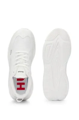 Deportivas de diferentes materiales con logos en contraste