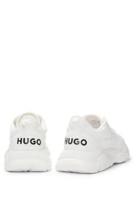 Deportivas de diferentes materiales con logos en contraste