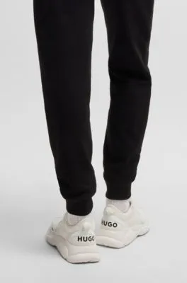 Deportivas de diferentes materiales con logos en contraste