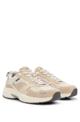 Deportivas de estilo runner con mezcla de pieles y ribetes de malla