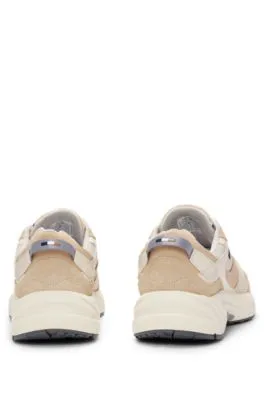Deportivas de estilo runner con mezcla de pieles y ribetes de malla