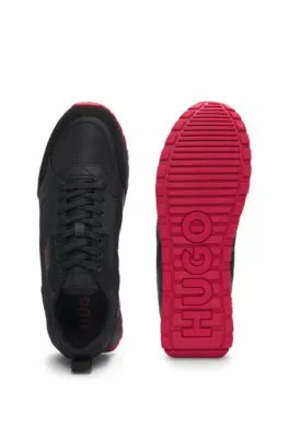 Deportivas de mezcla de materiales con detalles de la marca