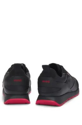 Deportivas de mezcla de materiales con detalles de la marca