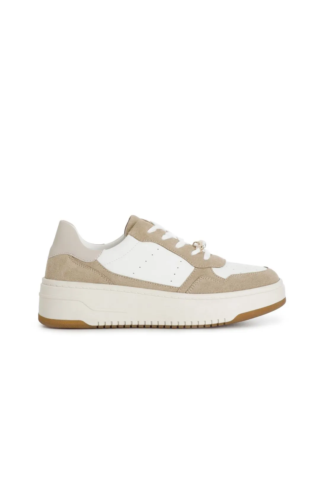 deportivas de mujer en piel y ante con accesorio. white/bege