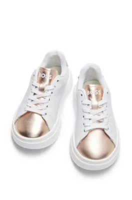 Deportivas de piel para niños con logo calado