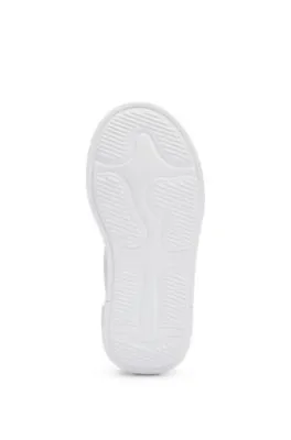 Deportivas de piel para niños con logo calado