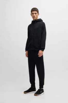 Deportivas de punto con detalles de la marca y ribetes de ante