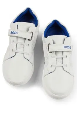 Deportivas para niños en piel con detalles de la marca en los cierres por contacto