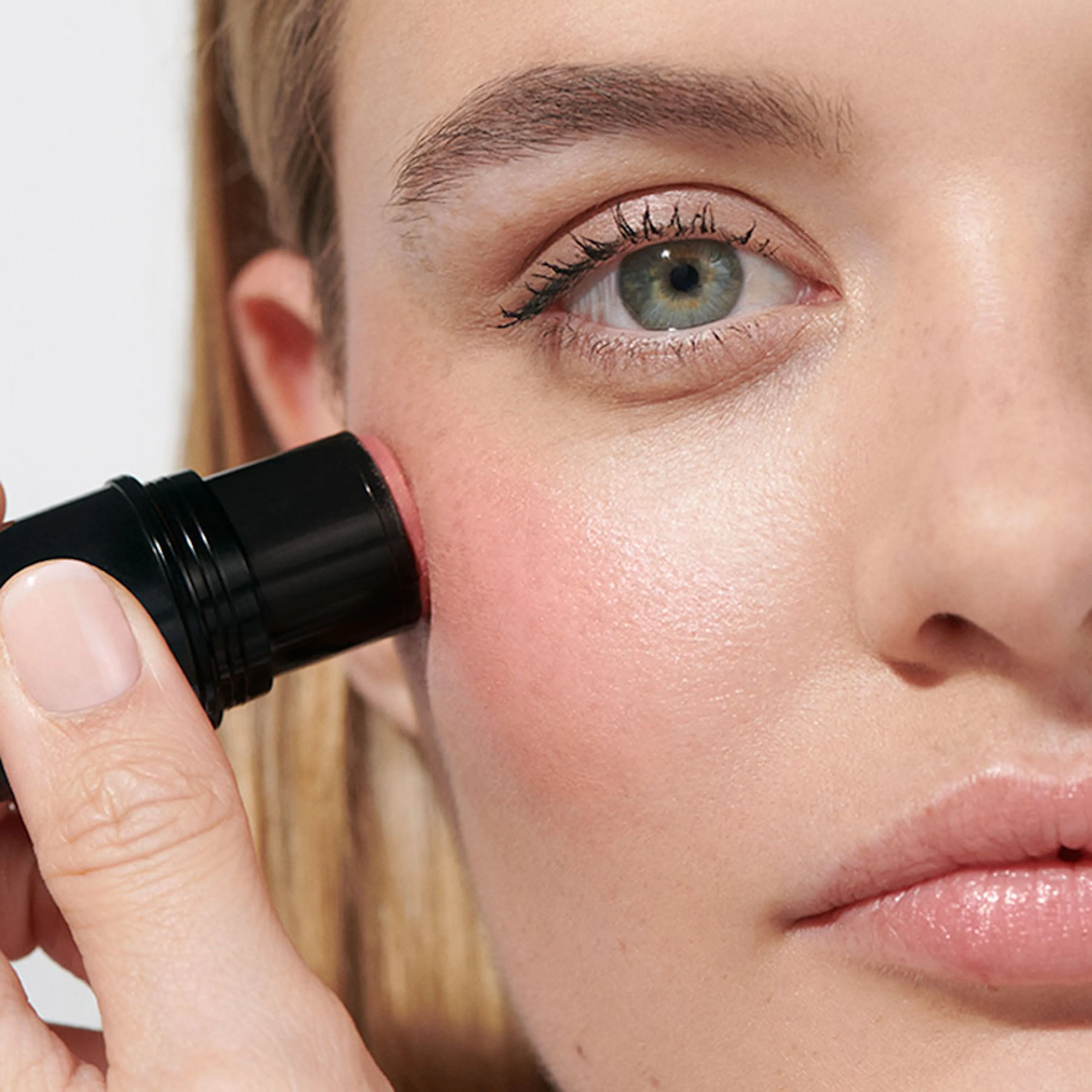 DR. HAUSCHKA BáLSAMO EN BARRA PARA LABIOS Y MEJILLAS EN   03 BOIS DE ROSE