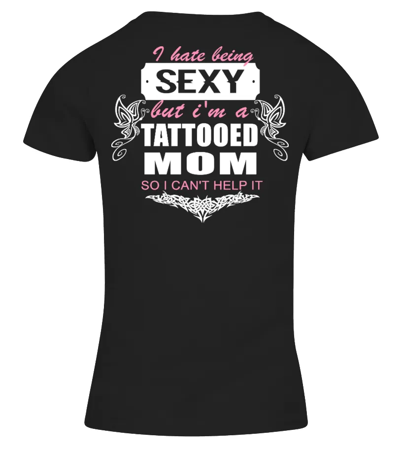 I HATE BEING SEXY BUT I'M A TATTOOED MOM SO I CAN'T HELP IT TSHIRT CAMISETA CUELLO PICO MUJER