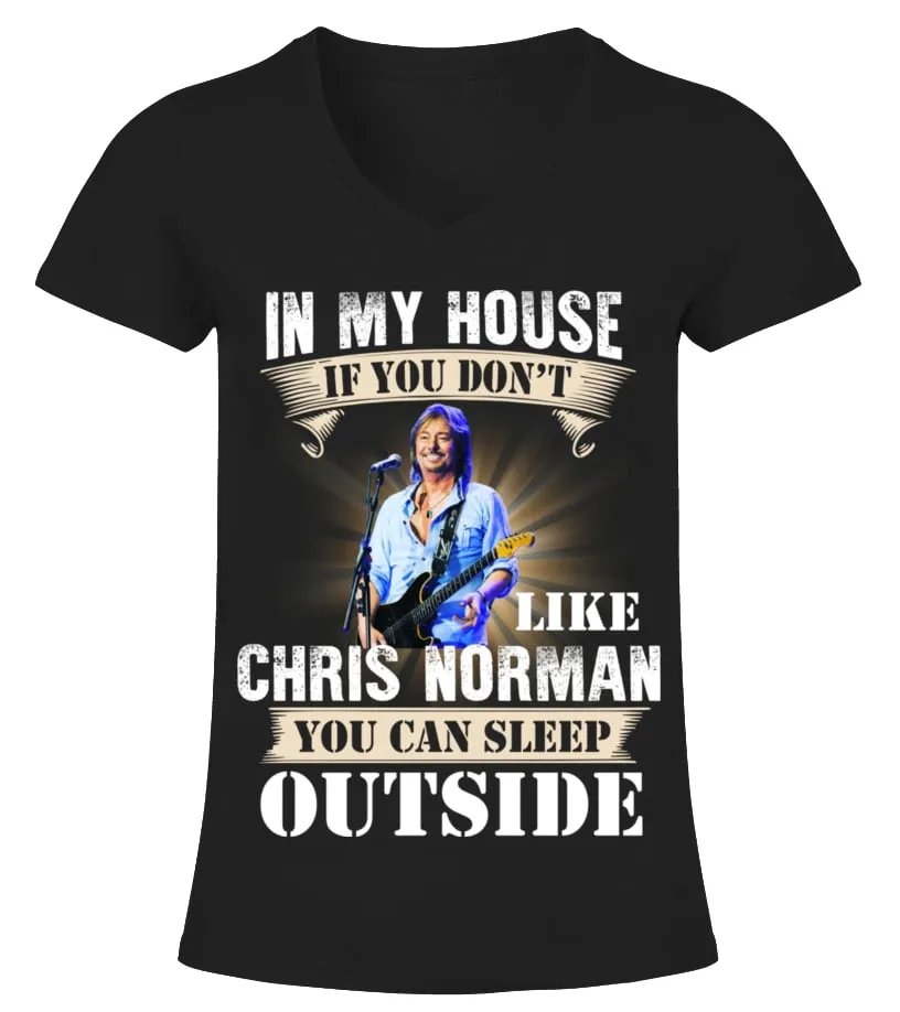 IN MY HOUSE IF YOU DON'T LIKE CHRIS NORMAN YOU CAN SLEEP OUTSIDE Camiseta cuello pico Mujer