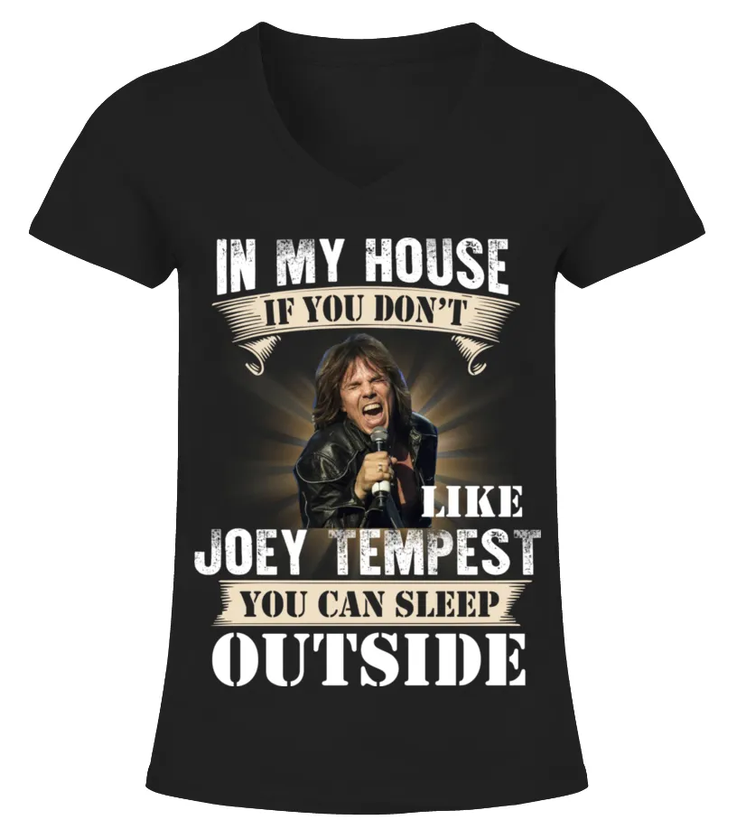 IN MY HOUSE IF YOU DON'T LIKE JOEY TEMPEST YOU CAN SLEEP OUTSIDE Camiseta cuello pico Mujer