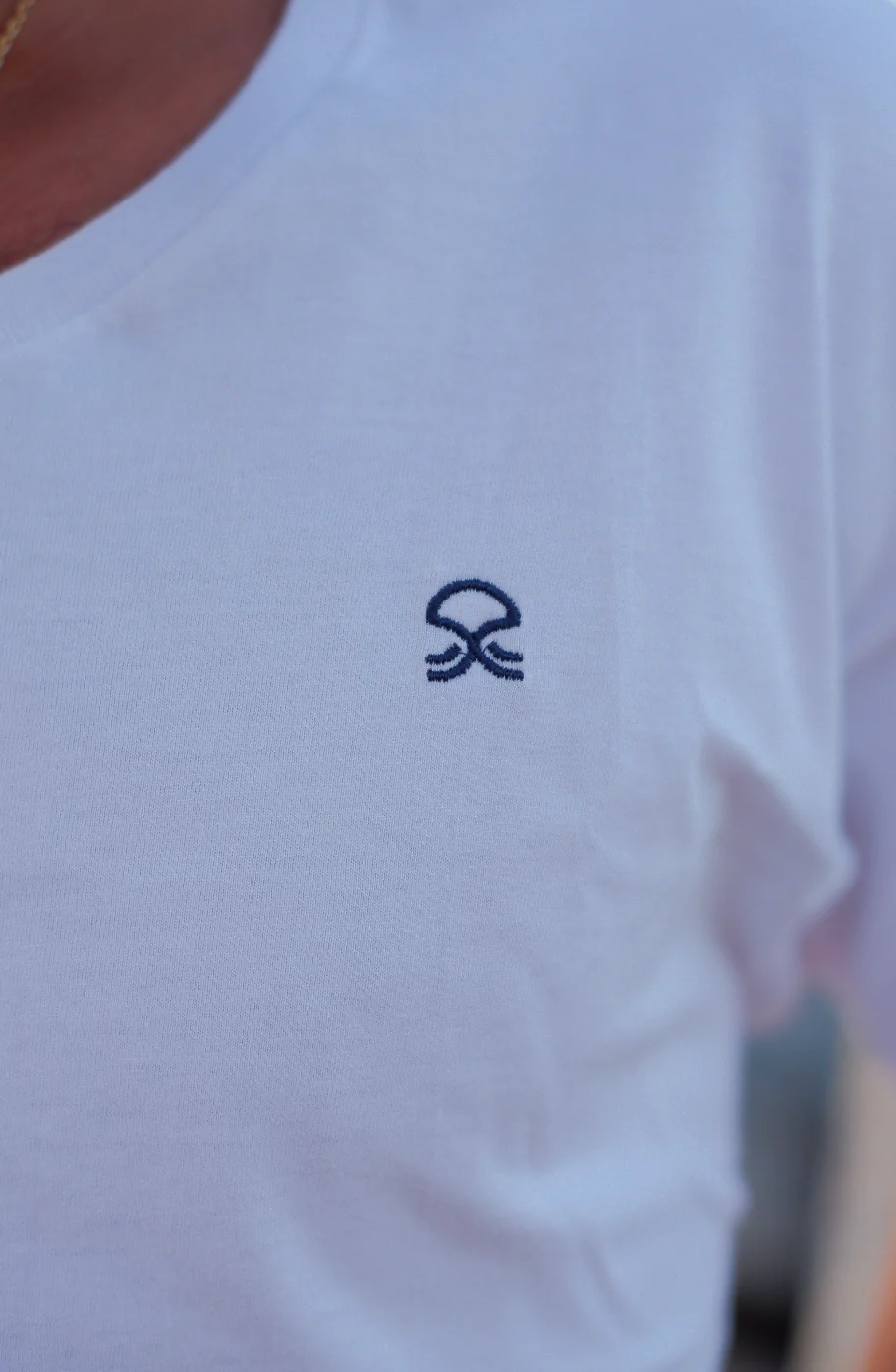 Medusa Bay – Camiseta Classic blanca bordado