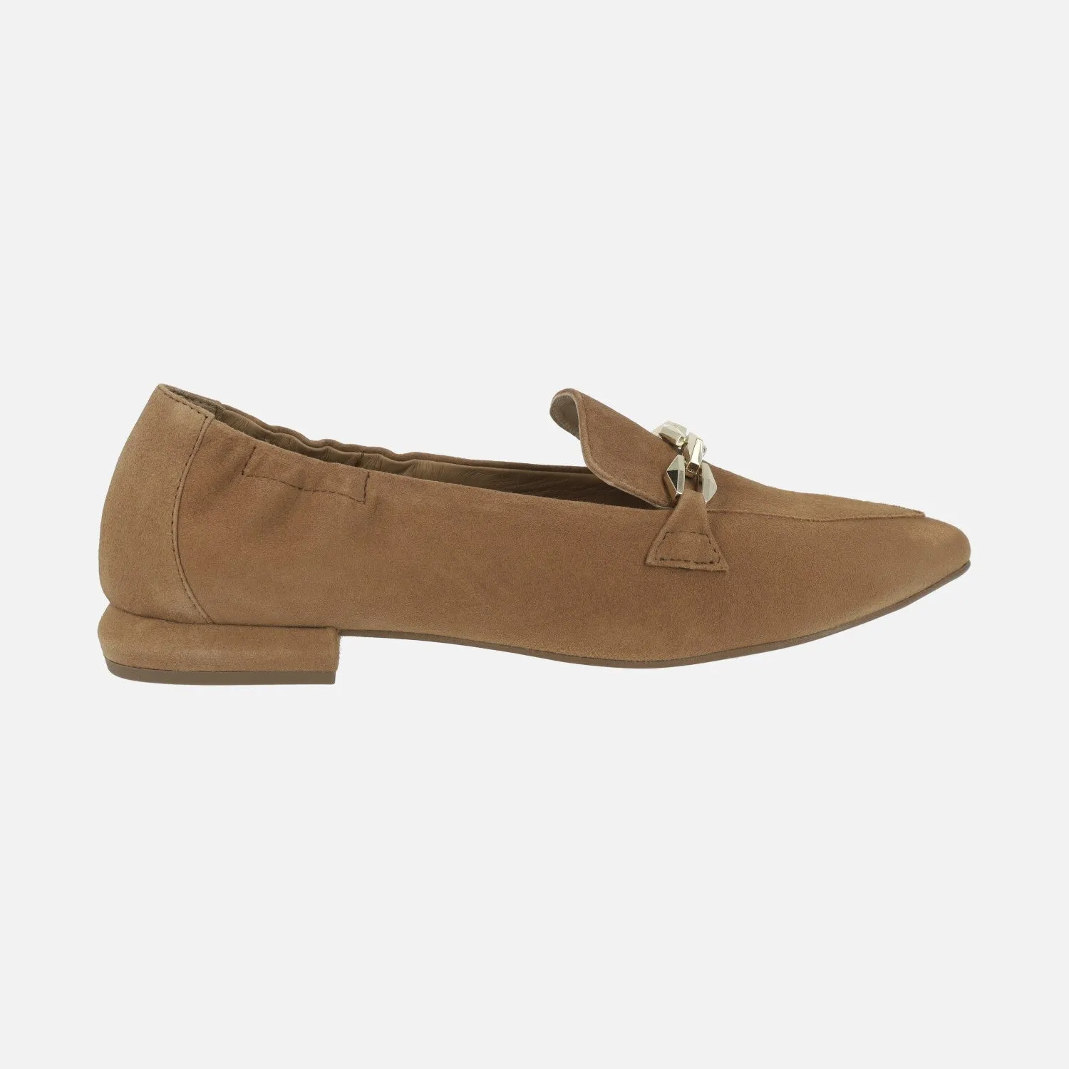 Mocasines de ante color cuero con adorno metálico dorado