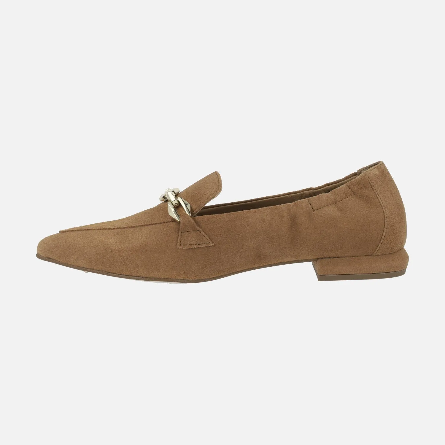 Mocasines de ante color cuero con adorno metálico dorado